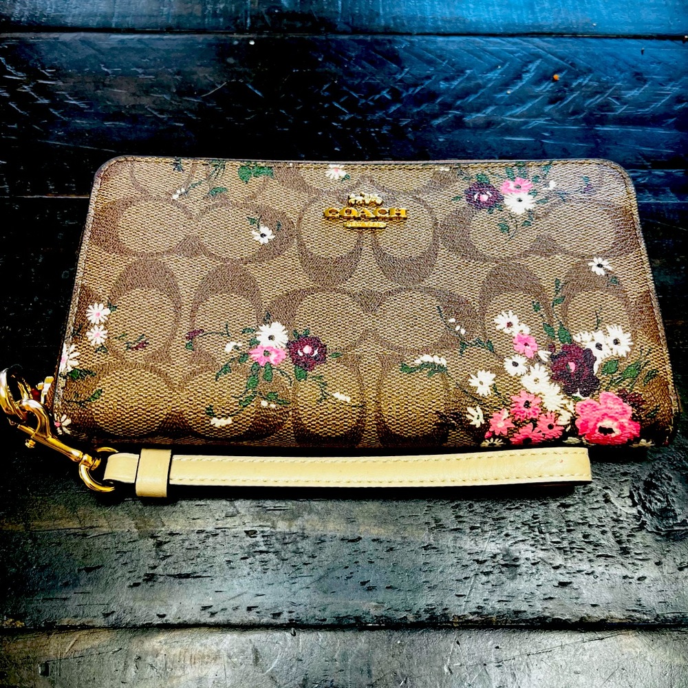 Floral coach wristlet wallet.